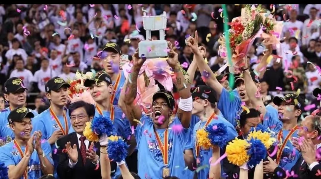 kaiyun体育安全登录-老鹰观众热烈欢呼！，Doinb迎来三赛季出色发挥气势如虹延续(三角洲行动改枪攻略)