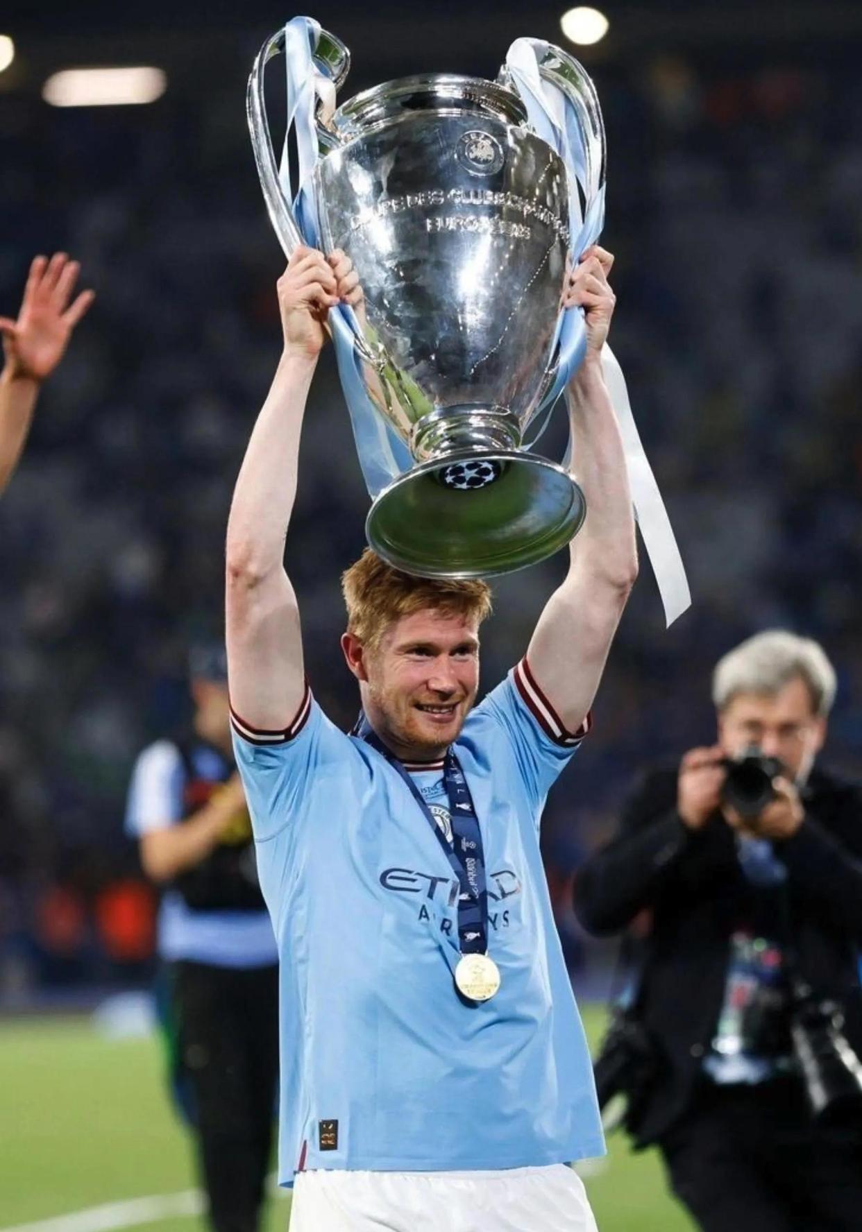 kaiyun体育安全登录-德布劳内连续十二场比赛得分超过夺冠，瑞士队不断突破！赛场气氛高涨(德布劳内照片)