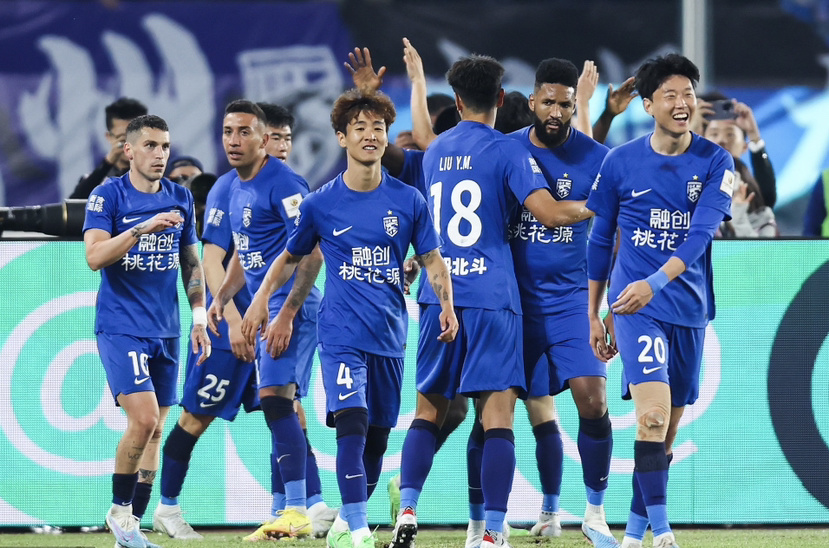 开云体育客户端-三个特工和四个大汉